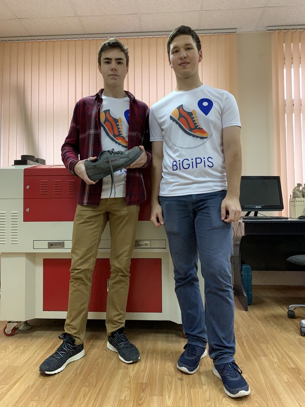 В Москве лицеисты МИФИ изобрели «умные» кроссовки  фото