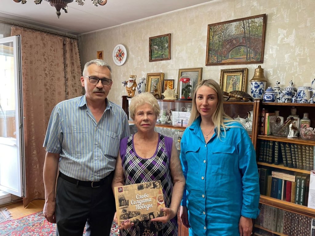 В районе Москворечье-Сабурово блокаднице передали памятную книгу    фото