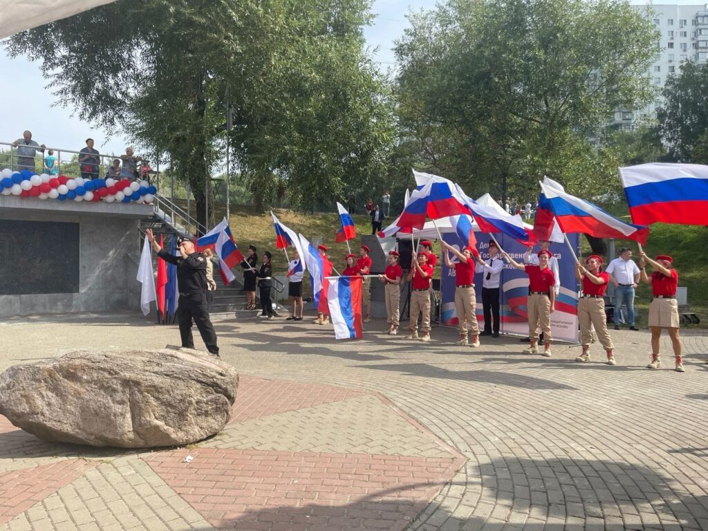 Как на юго-западе Москвы отметили День флага России  фото