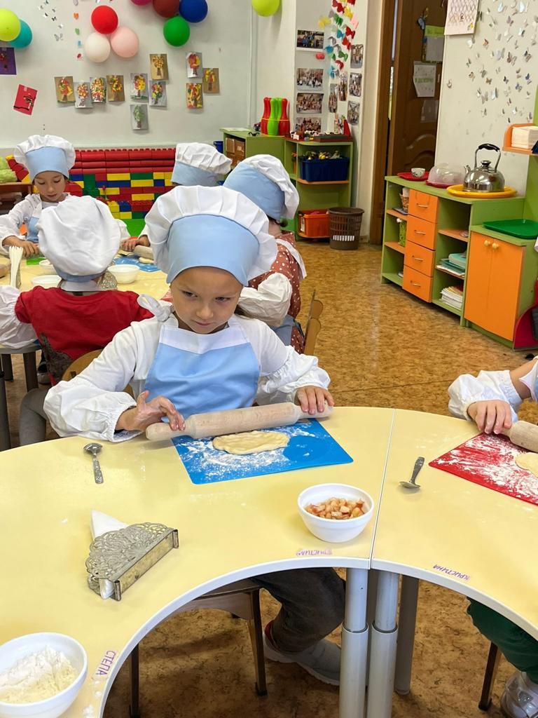«Весенние пироги с яблоком». Кулинарные мастер-классы для детей Западного округа  фото