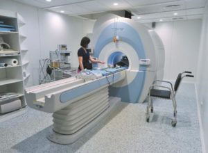 Оборудование. Специалисты ­Морозовки теперь обследуют маленьких пациентов с помощью магнитно-резонанс­ного томографа последнего поколения. Фото пресс-центра Морозовской детской больницы