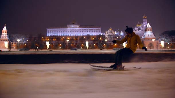 С ветерком мимо Кремля. Москвич прокатился на лыжах по центру, прикрепив себя тросом к машине  фото