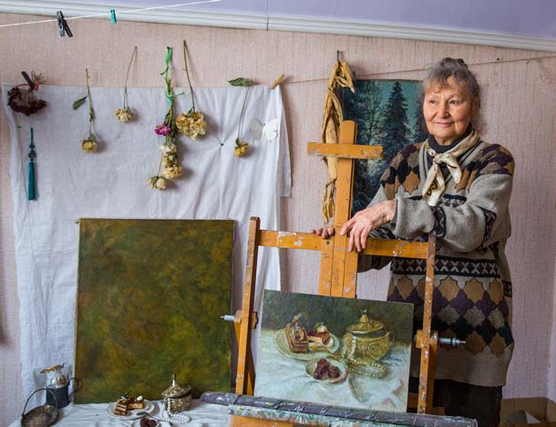 Елена Сергеевна продолжает работать и на пенсии, сейчас она увлеклась бисером. Фото Павел Михеев