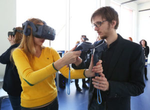 Виртуальность. В VR-очках можно ходить по своей будущей квартире, которую девелопер только строит. Алена Булавка, корреспондент «Моего района» (на фото), тоже смогла совершить путешествие в виртуальной реальности. Фото: Юрий ГУШАН