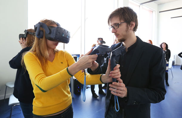 Виртуальность. В VR-очках можно ходить по своей будущей квартире, которую девелопер только строит. Алена Булавка, корреспондент «Моего района» (на фото), тоже смогла совершить путешествие в виртуальной реальности. Фото: Юрий ГУШАН