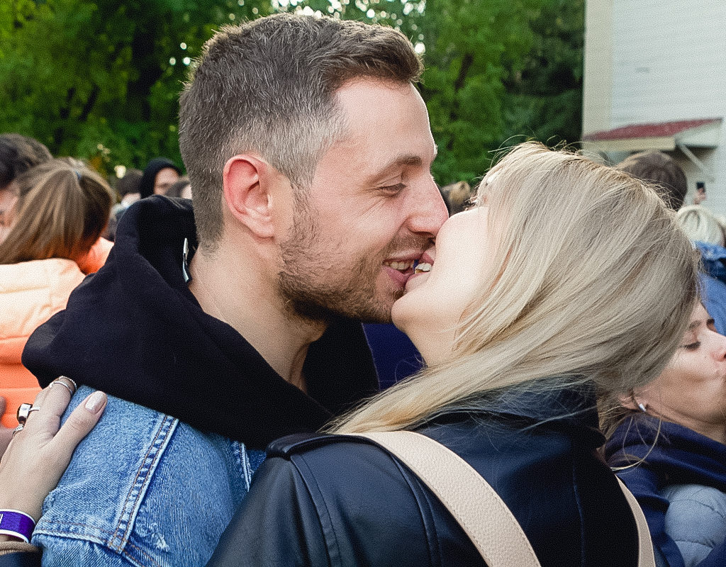 В России зарегистрирован рекорд самого массового единовременного поцелуя  фото