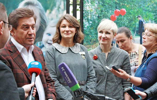 ДИАЛОГ. Владимир Петросян поблагодарил Марию Черенкову за идею конкурса и пообещал и дальше поддерживать многодетные семьи.