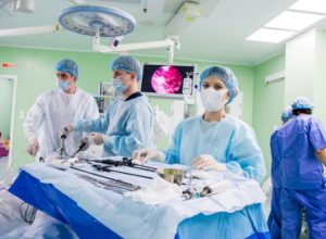 Персонал. В 12 операционных нового корпуса Морозовской детской городской клинической больницы трудятся более тысячи медицинских работников, которые проводят в неделю в среднем около 700-800 операций различной сложности.