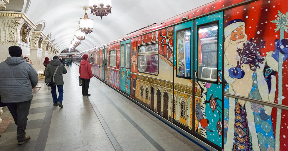 Новогодний поезд запустили на Кольцевой линии московского метро‍  фото