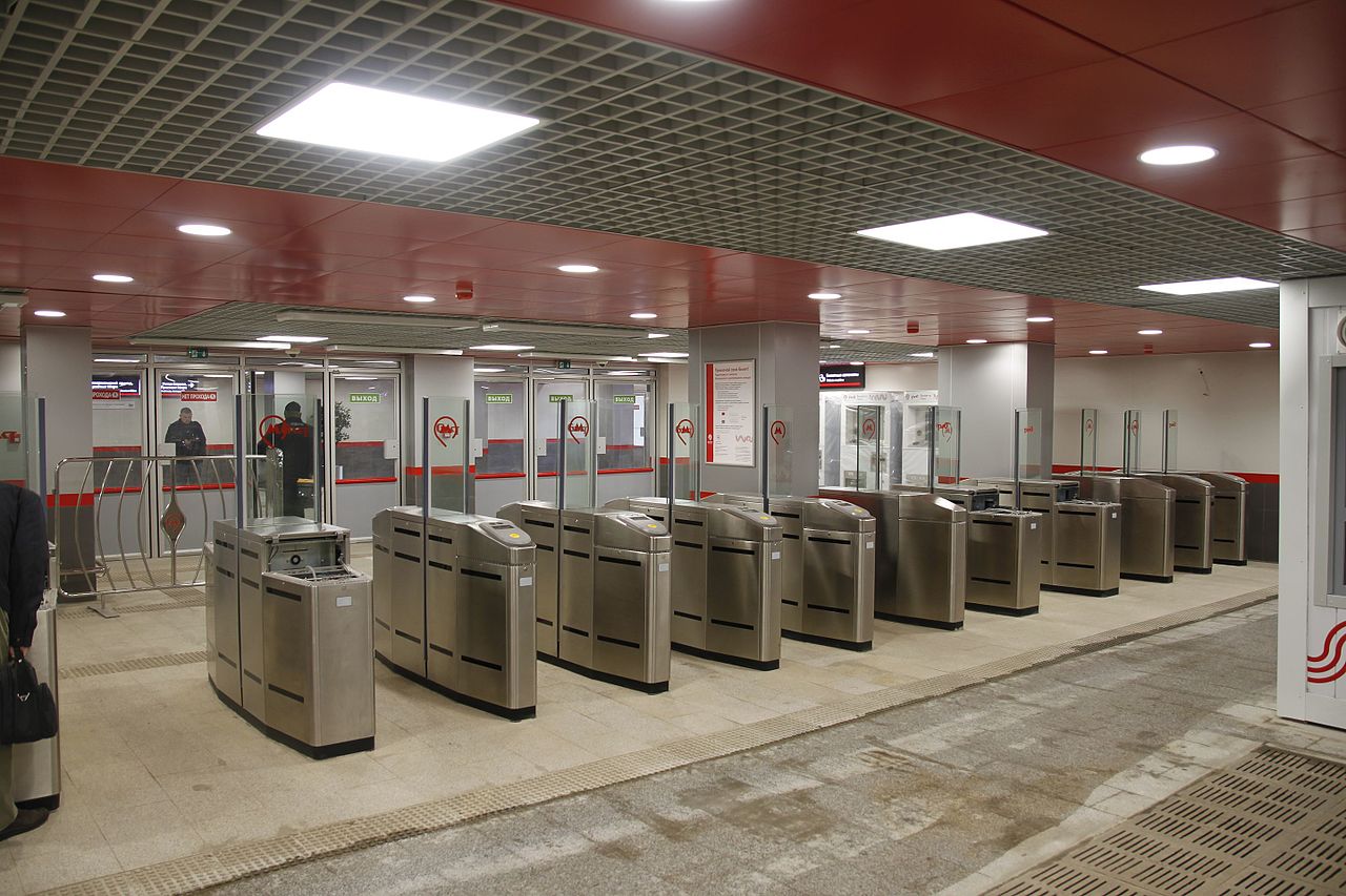 Пятидесятимиллионный пассажир МЦК получил подарки от метро и РЖД Пятидесятимиллионный пассажир МЦК получил подарки от метро и РЖД