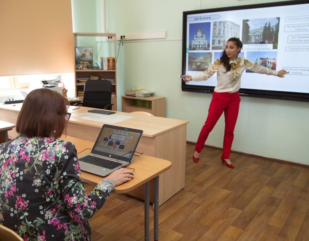 Учителя получают городскую надбавку за развитие Московской электронной школы  фото