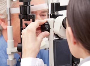 Обследование. Проверить сетчатку, глазное дно, состояние роговицы, измерить давление — все эти процедуры могут предупредить катаракту, глаукому, макулодистрофию и другие заболевания. Фото: PressFoto
