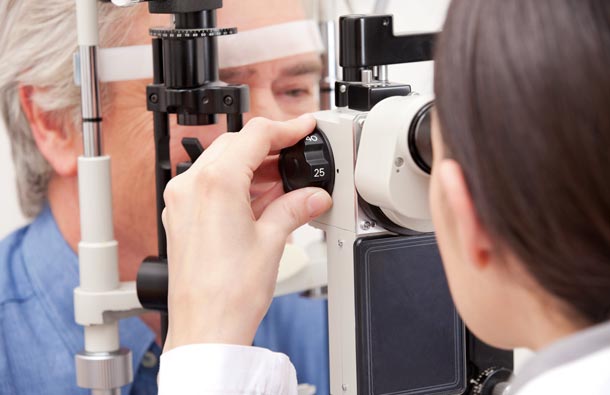 Обследование. Проверить сетчатку, глазное дно, состояние роговицы, измерить давление — все эти процедуры могут предупредить катаракту, глаукому, макулодистрофию и другие заболевания. Фото: PressFoto