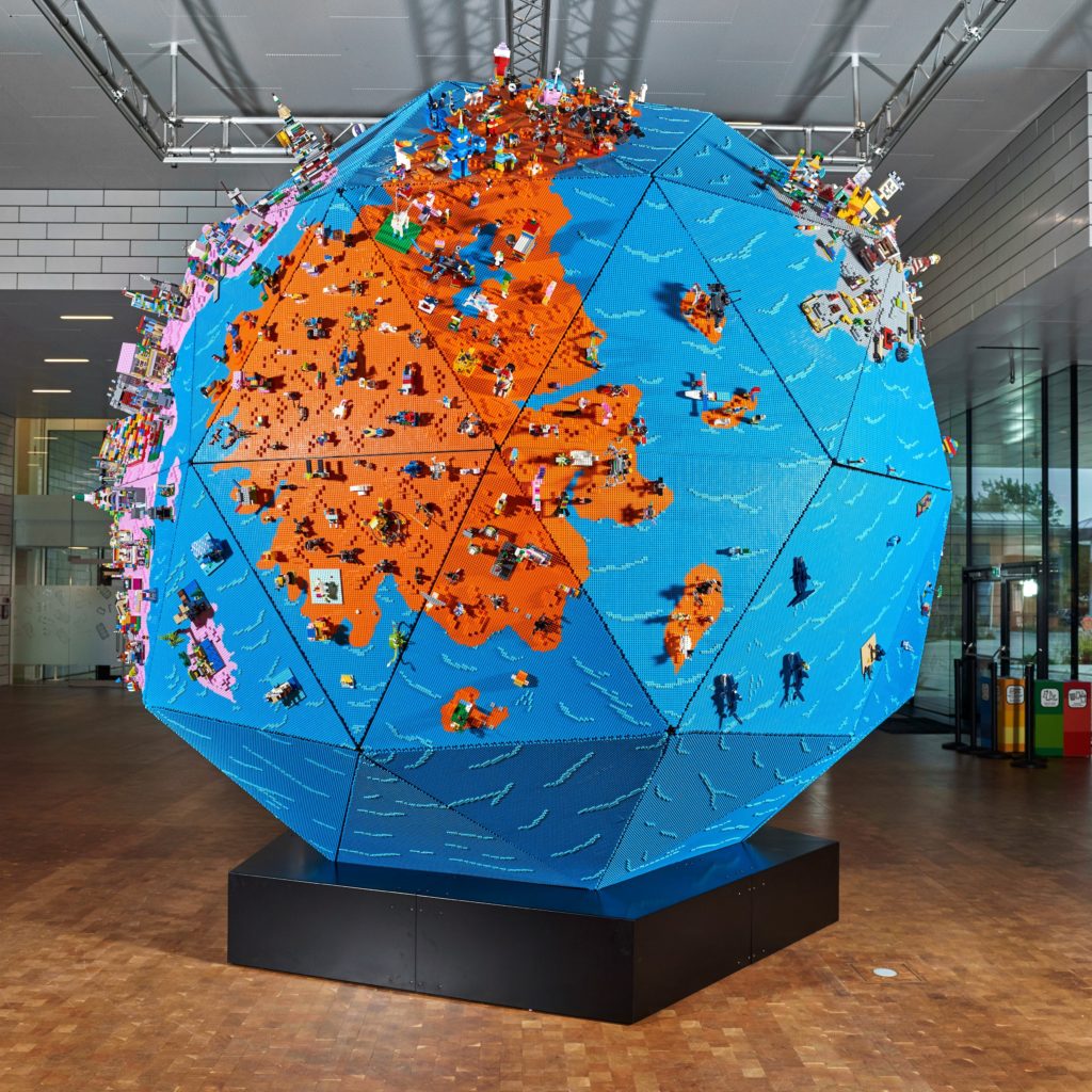 LEGO представила модель земного шара с детскими творческими постройками из кубиков  фото