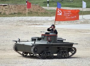 Парад. В прошлом году парад раритетной военной техники возглавлял малый плавающий танк Т-38. Фото: Vitaly V. Kuzmin, wikipedia.org