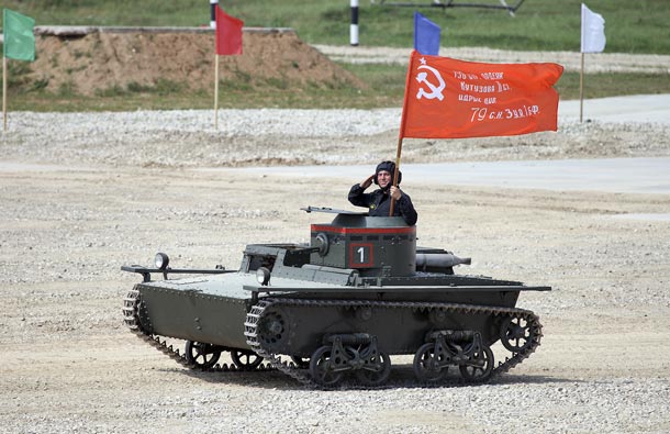 Парад. В прошлом году парад раритетной военной техники возглавлял малый плавающий танк Т-38. Фото: Vitaly V. Kuzmin, wikipedia.org