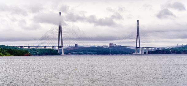 русский. Пролет Русского моста самый большой в мире — 1104 метра. Это создает эффект парящего моста. Фото: Alexxx, wikimedia.org