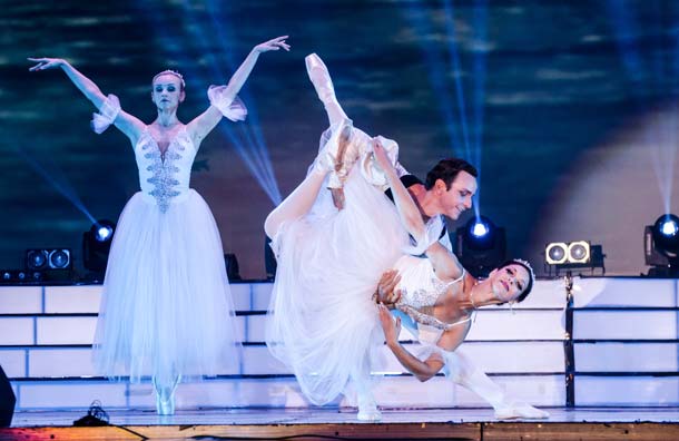 бБМарина Шашкина исполнила фрагмент «Лебединого озера» с профессиональным танцором.