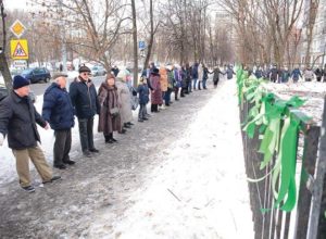 Прощайте, деревья. Жители 11-й Парковой повязали зеленые ленты в память о 504 спиленных деревьях, которые мешали строительству. Фото Георгия Погорелова