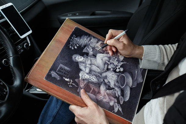 Таксист рисует пассажиров  фото
