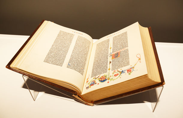 Раритет. Библия Гутенберга до 1993 года была недоступна для читателей РГБ. Фото: Юрий Гушан