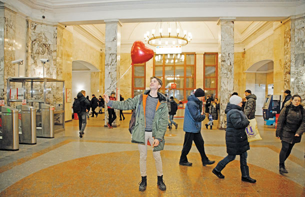Соцсети. Василий Кирсанов с сестрой завели группу в инстаграме и «контакте», посвященную запуску шариков-сердечек в метро. Группу назвали undergroundhearts.