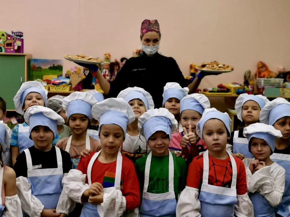 Воспитанников столичного детского сада научили печь московские плюшки