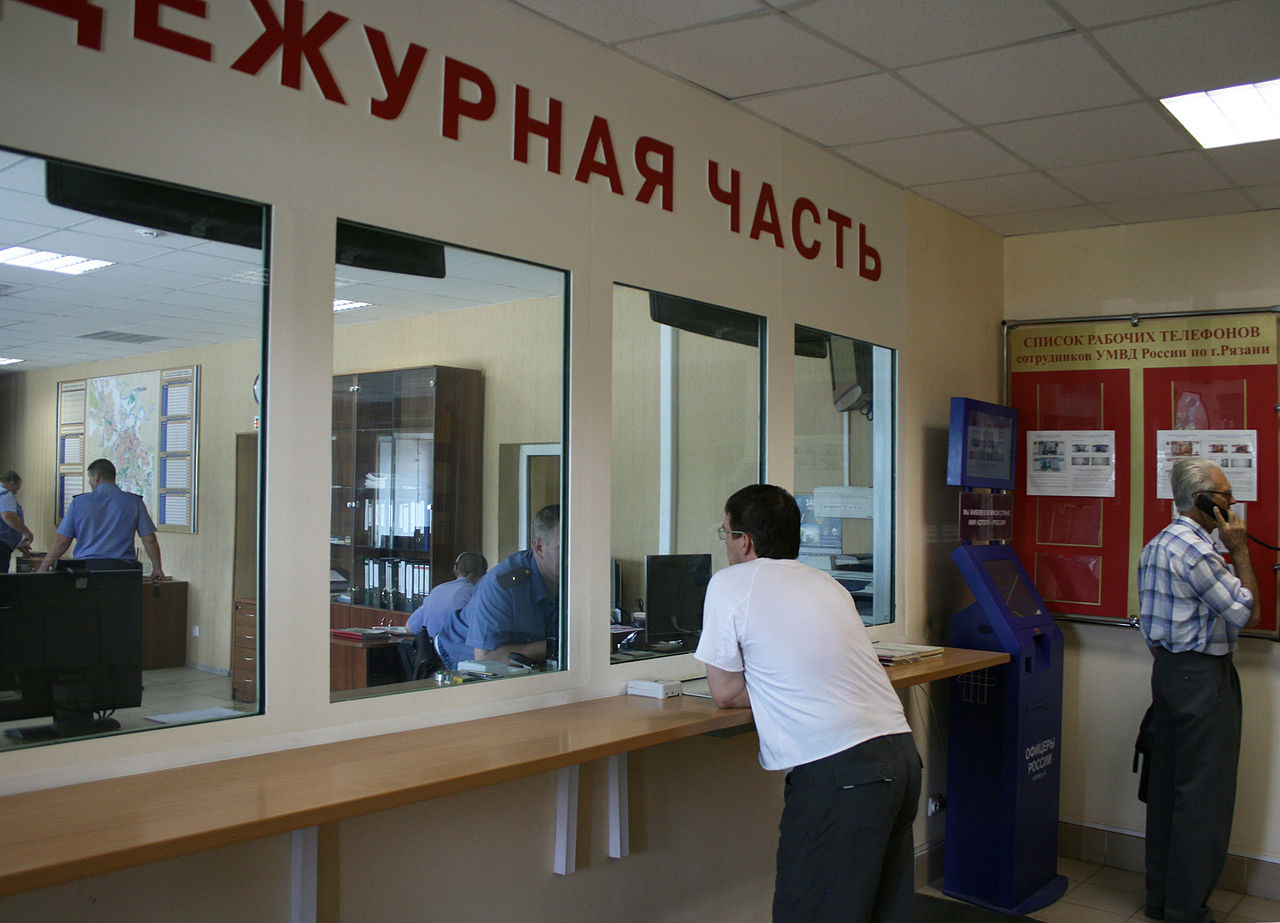 В Москве мужчина выпал из окна прямо на девятилетнего ребенка, фото