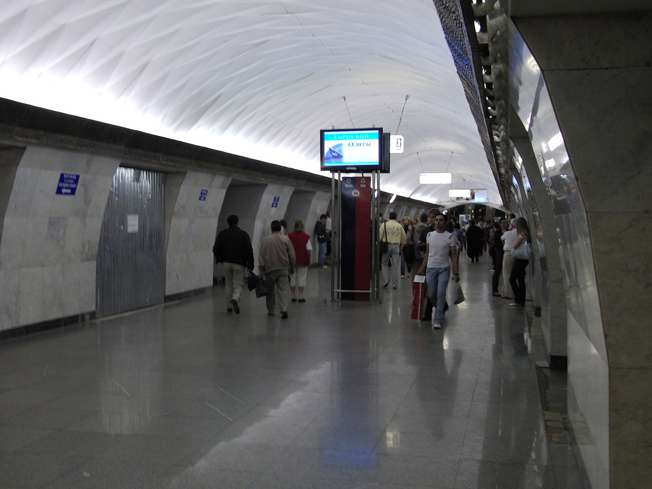 Эскалаторы на трех станциях московского метро закрыли на ремонт, фото