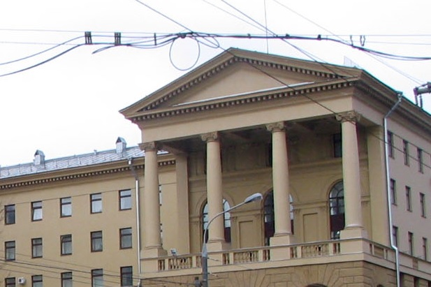 Ураганный ветер снес крышу главного здания ГУ МВД по Москве, фото