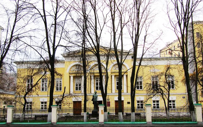 Памятник Максиму Горькому вернут на площадь Тверская Застава, фото