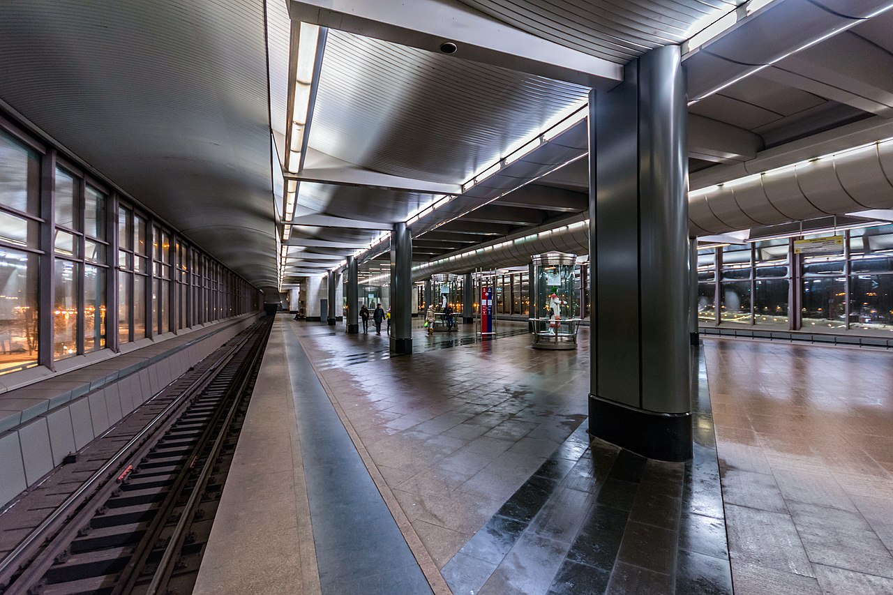 До конца года мобильные кассиры появятся еще на 17 станциях метро, фото