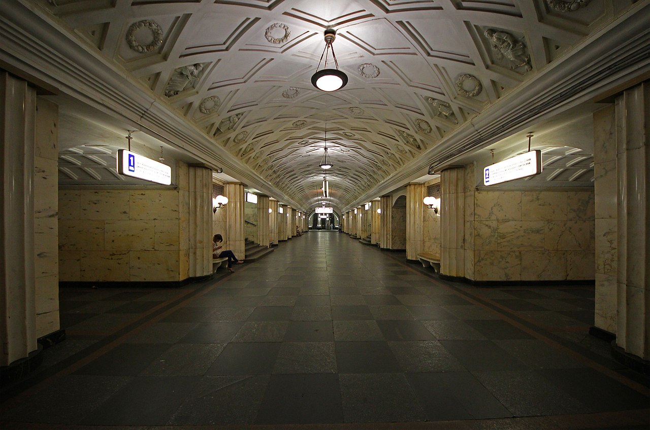 В Москве реконструируют переход от станции метро «Театральная», фото