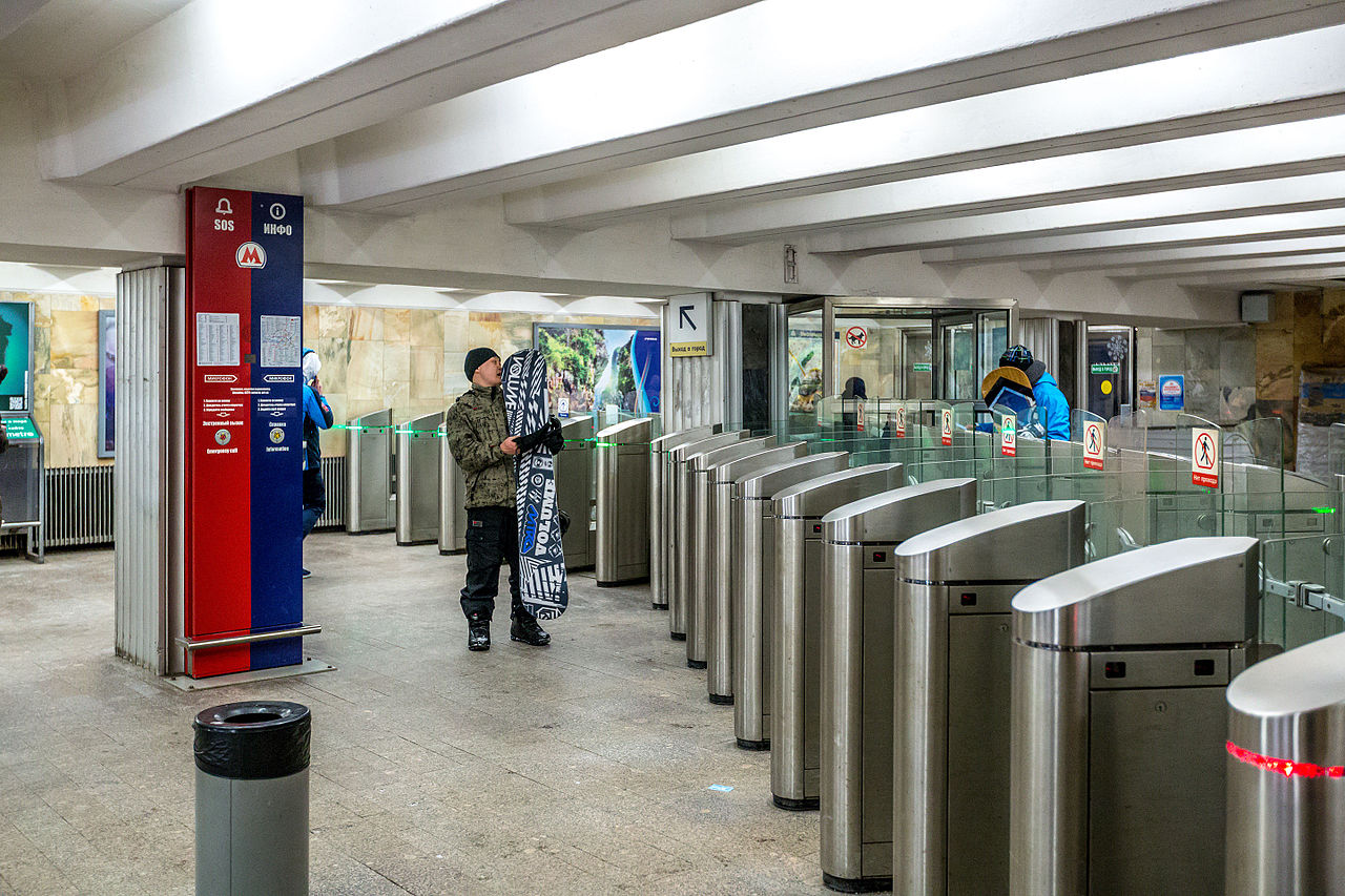 Пассажиры метро купили более 21 тысячи сувениров с функцией «Тройки», фото