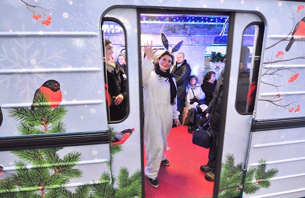 По Кольцевой курсируют «новогодние» поезда, фото