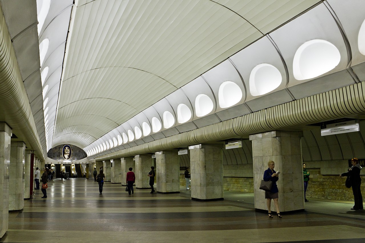 В Москве сотрудник ОМОНа спас мужчину, упавшего на рельсы в метро, фото