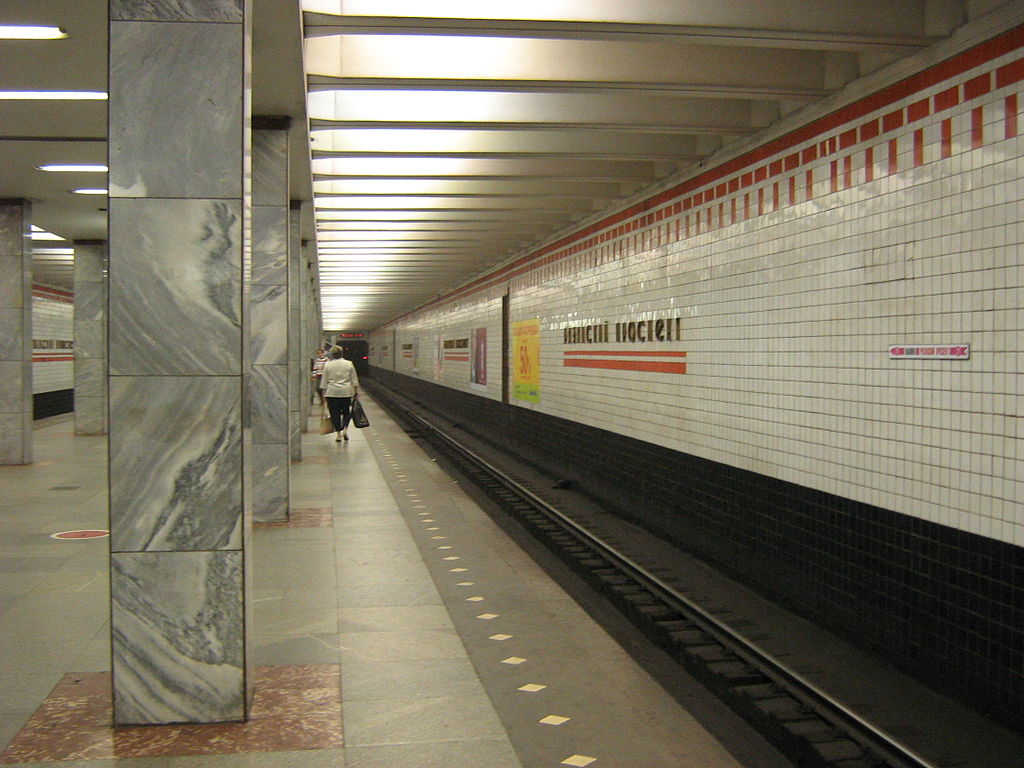 Мужчина упал на рельсы на станции метро «Рязанский проспект», фото