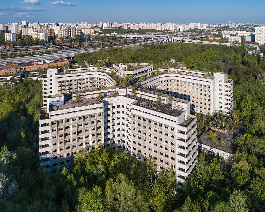 В Москве досрочно начался снос Ховринской больницы‍, фото