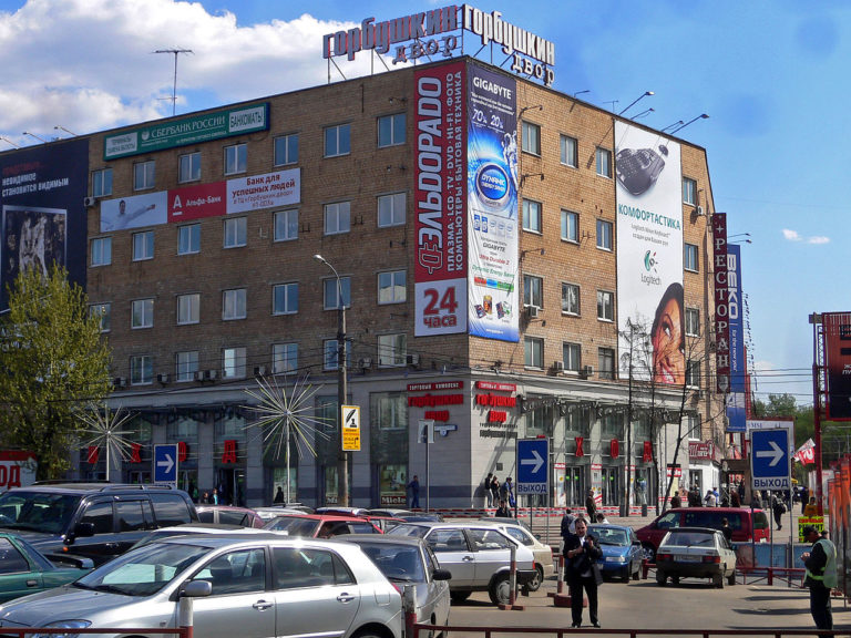 В Москве автомобиль упал со второго этажа парковки ТЦ «Горбушкин двор»‍, фото