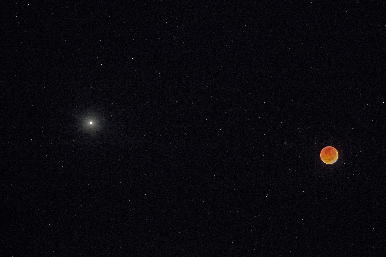 Москвичи смогут увидеть в небе сближение Луны и Марса‍, фото
