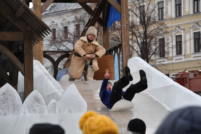 В центре Москвы открылась 100-метровая ледяная горка, фото
