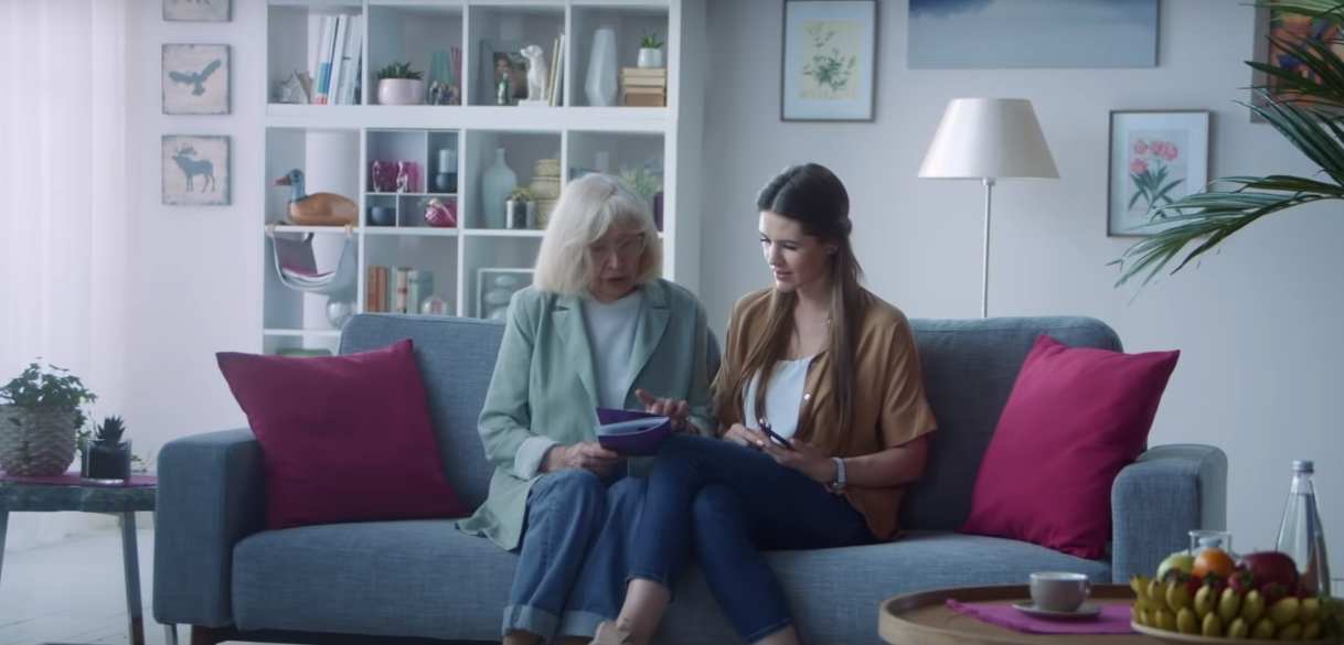 Tele2 предлагает перевести бабушек и дедушек в интернет с экранов ТВ, фото