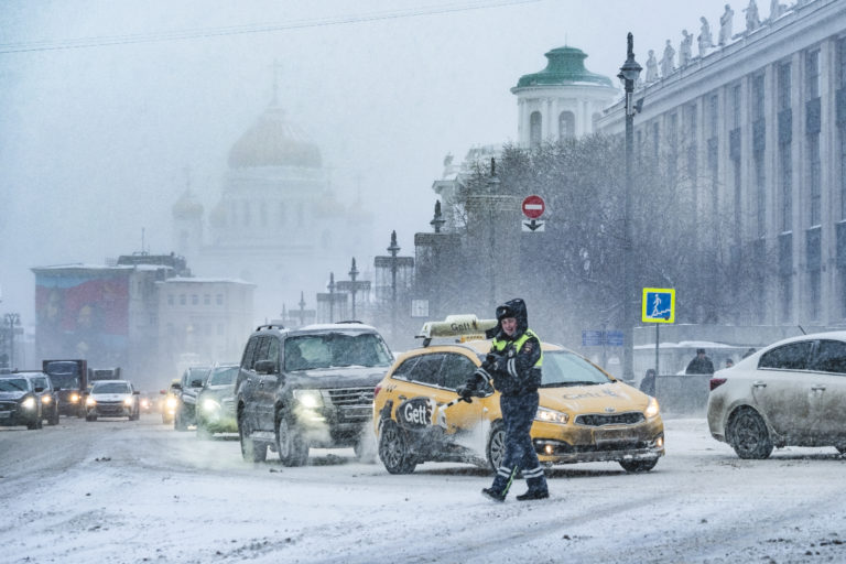 Москвичей призвали к осторожности на дороге из-за снегопада, фото