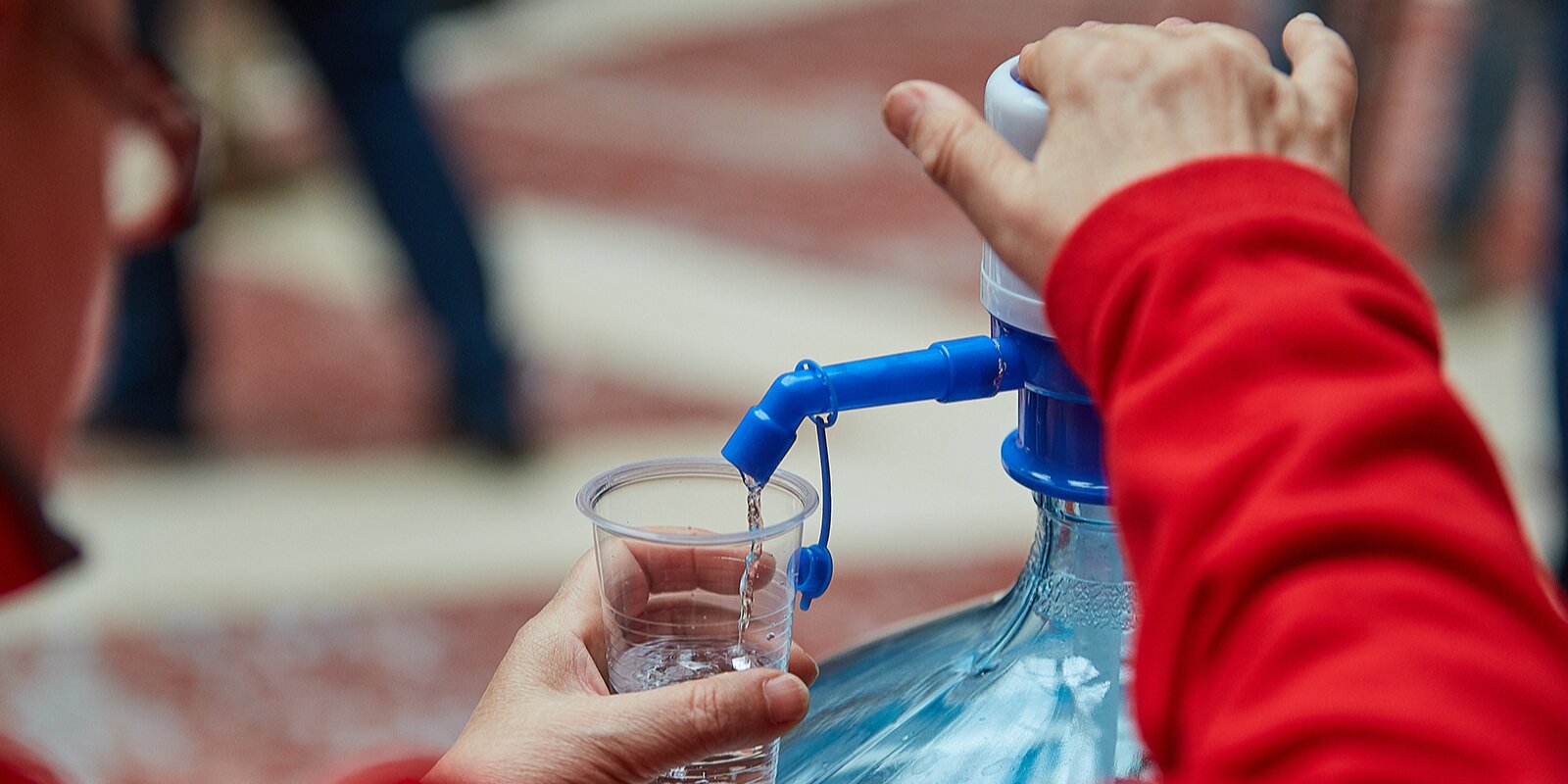 Бесплатную питьевую воду начали раздавать в метро и на МЦК, фото