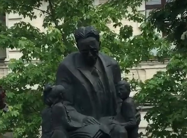Памятник детскому поэту Самуилу Маршаку открыли в Москве, фото