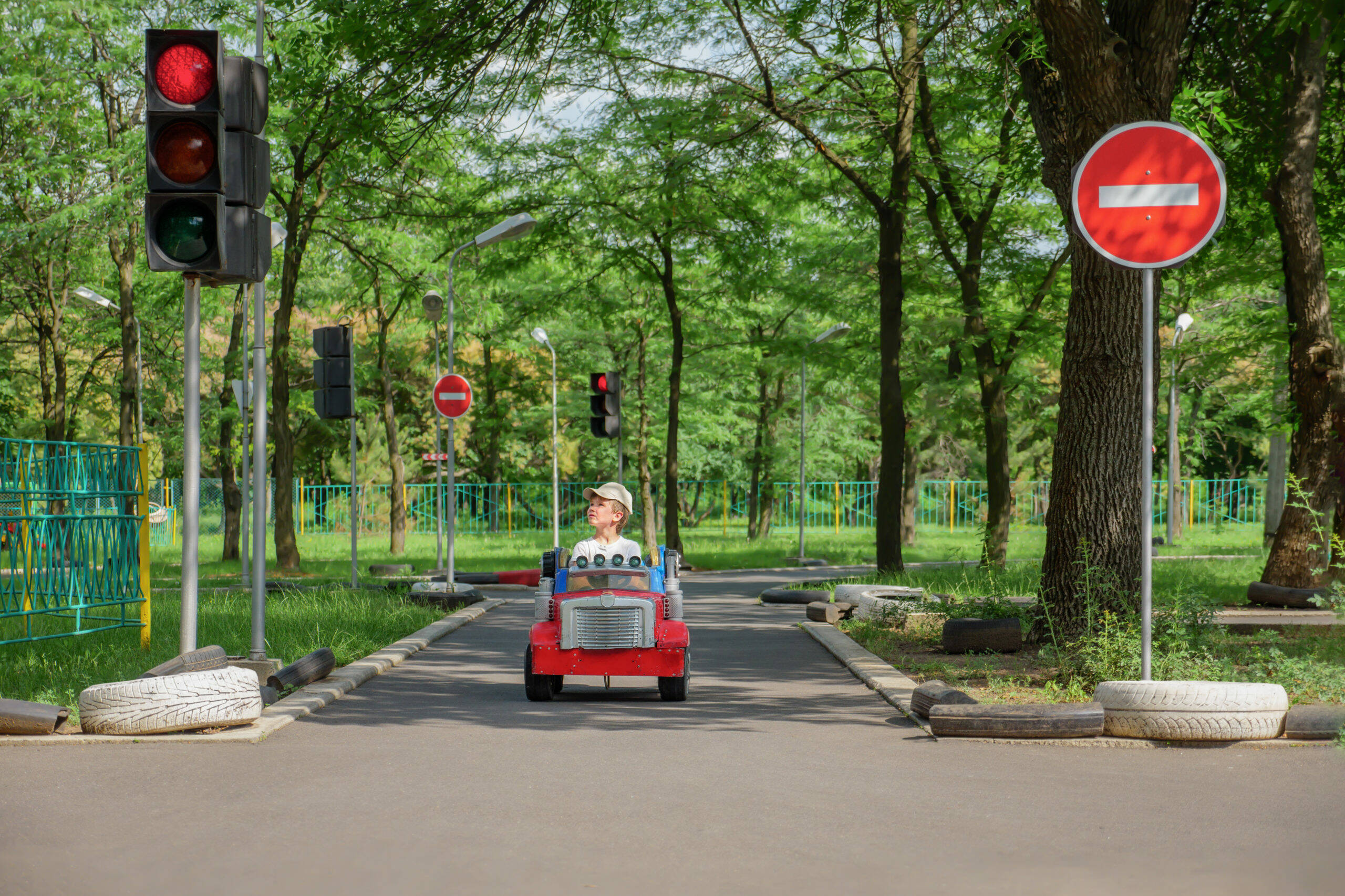 Дорожные знаки и маленькие автомобили: детей Старого Крюково обучат ПДД , фото