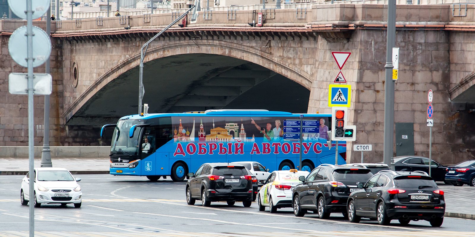 Участники «Московского долголетия» отправились в Сергиеву Лавру на «Добром автобусе», фото