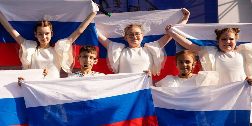 Спортсмены и артисты рассказали о том, что для них значит российский флаг  фото